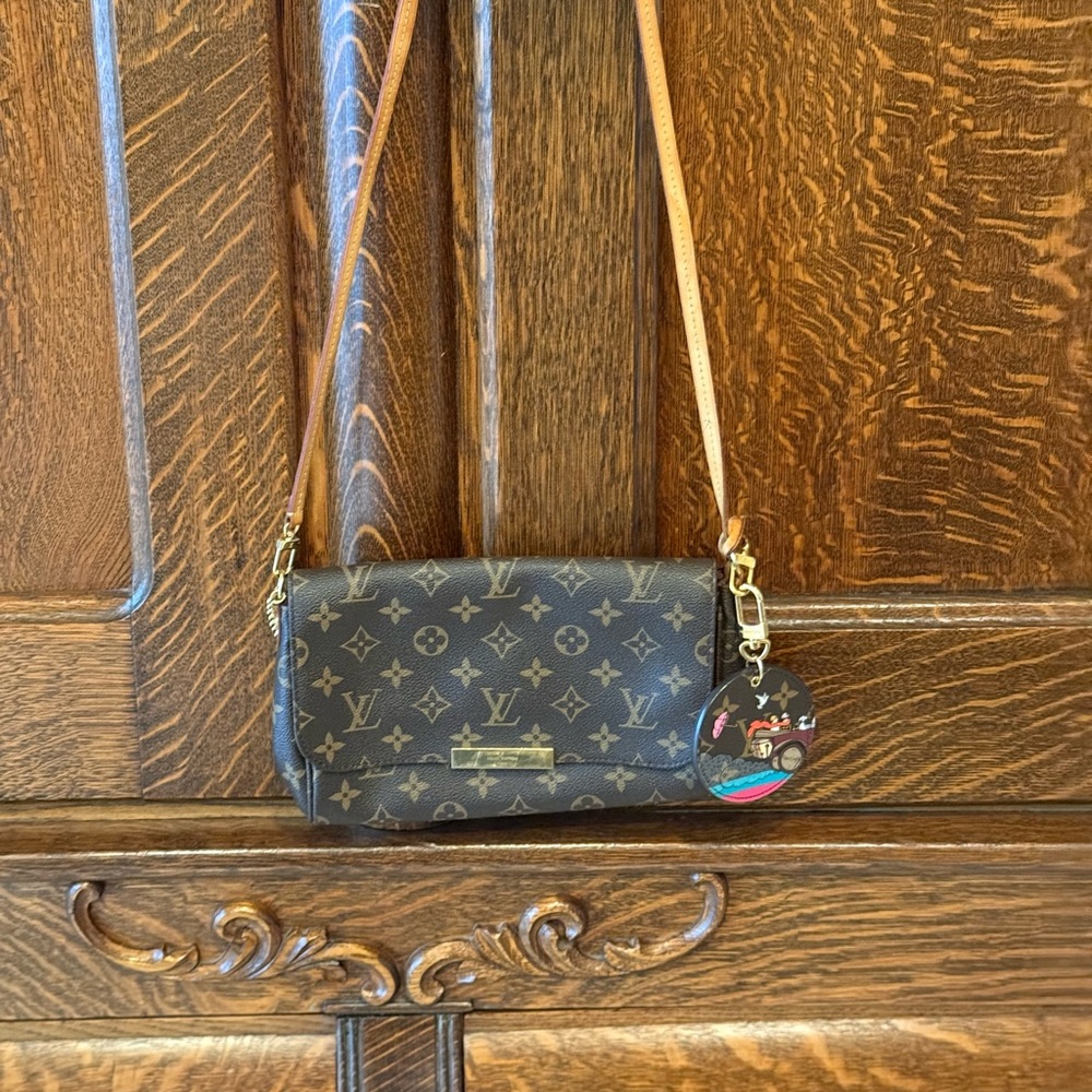 Louis Vuitton Brown Monogram Favorite MM Crossbody Bag with Tan Strap.